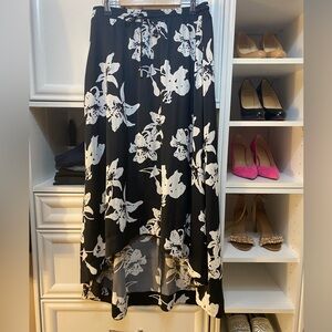 Banana Republic Black and White Floral High-Low Skirt with pockets!